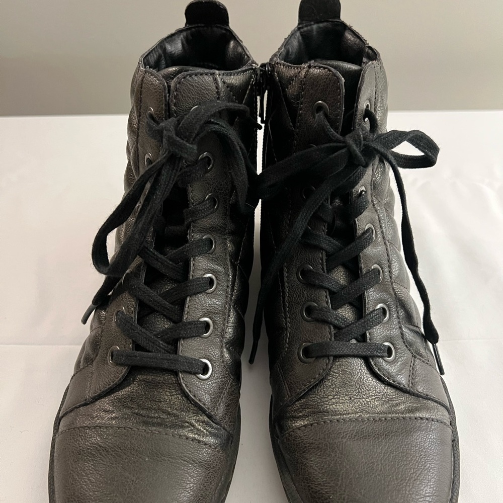 B.O.C. by BORN BOOTS, Women’s Size 6.5, Gray / Brown High-Top Sneakers / Boots.